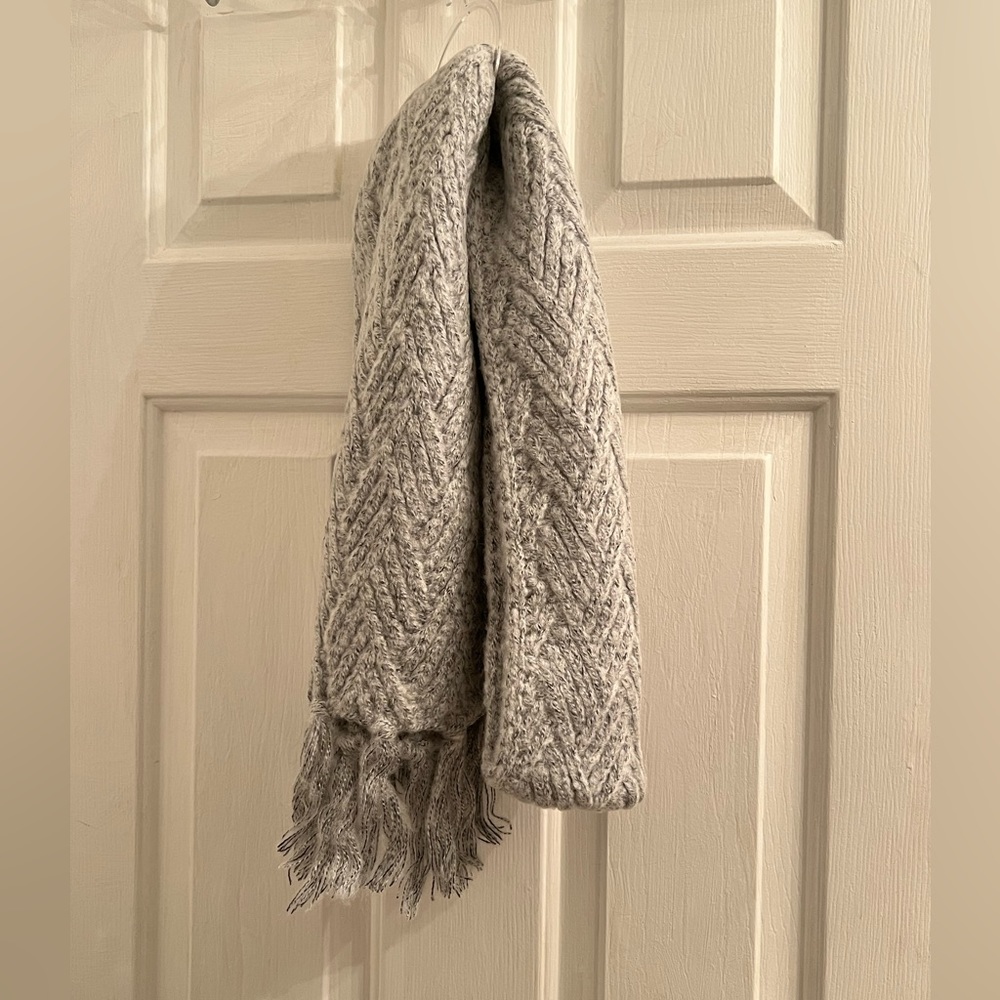 Light gray fringe chunky knit scarf